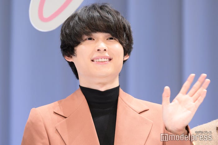 大泉洋から「ばりばりハイブランド着てた」と暴露された松村北斗(C)モデルプレス