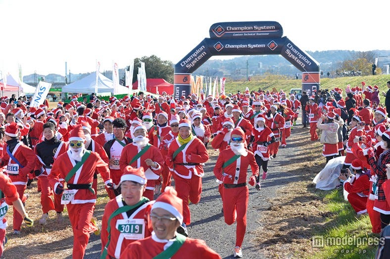 フード&泡も楽しめる“サンタマラソン”、コスプレ参加で会場が真っ赤に