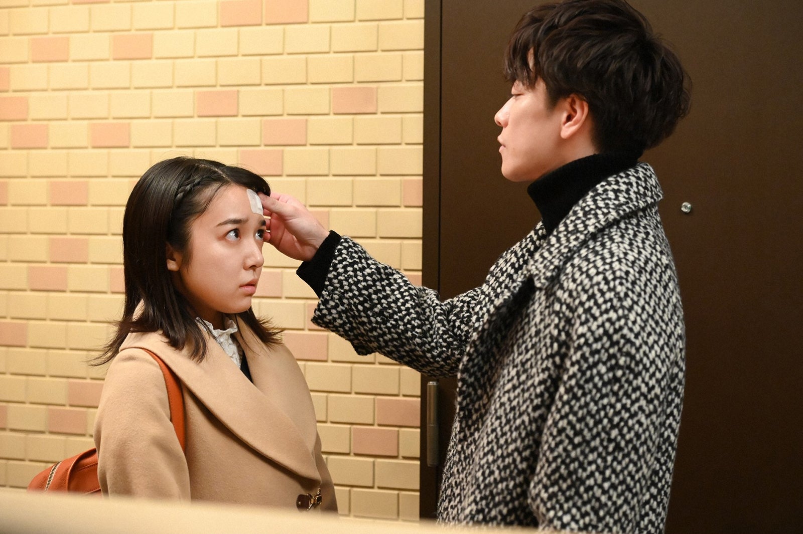 佐藤健「俺の彼女だから」“頭ぽん”交際宣言に胸キュンの嵐＜恋は