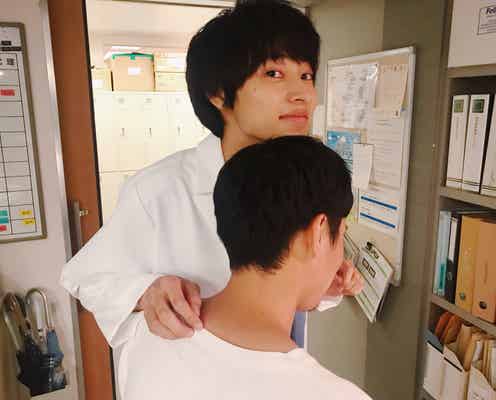 山崎賢人の“アゴ乗せ”シリーズが可愛すぎる 後ろ姿の正体は?<グッド・ドクター>