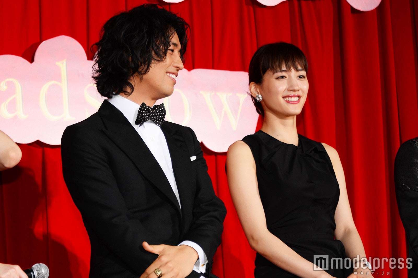 斎藤工＆綾瀬はるか（C）モデルプレス