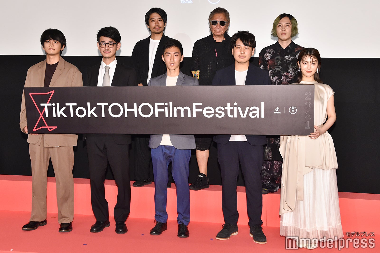 （後列左から）山田智和氏、三池崇史監督、しんのすけ氏（前列左から）北村匠海、川波大輝さん、吉川啓太さん、佐藤周さん、浜辺美波 （C）モデルプレス