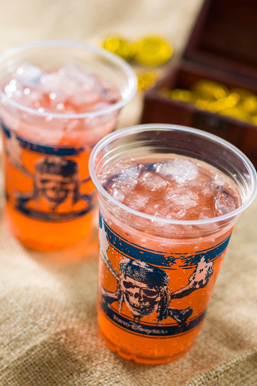 スパークリングカクテル（ピンクグレープフルーツシロップ） 1杯￥680 （C）Disney