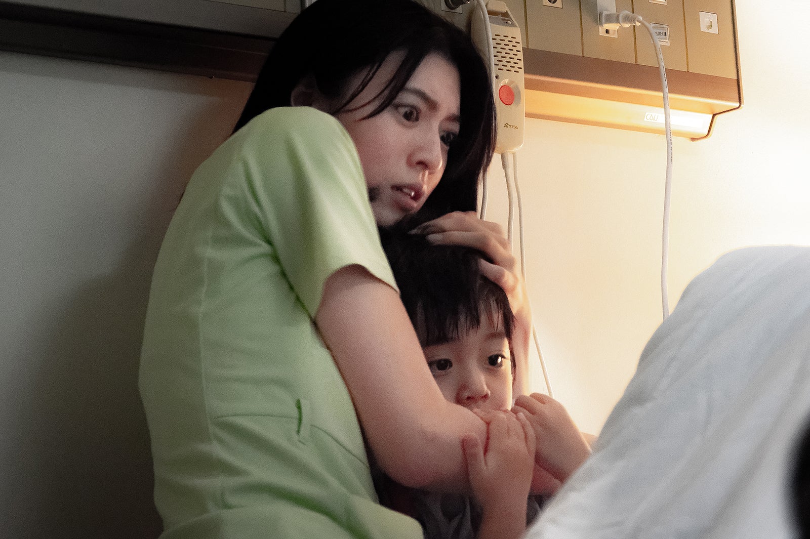 （左）三吉彩花（C）2019 「犬鳴村」製作委員会