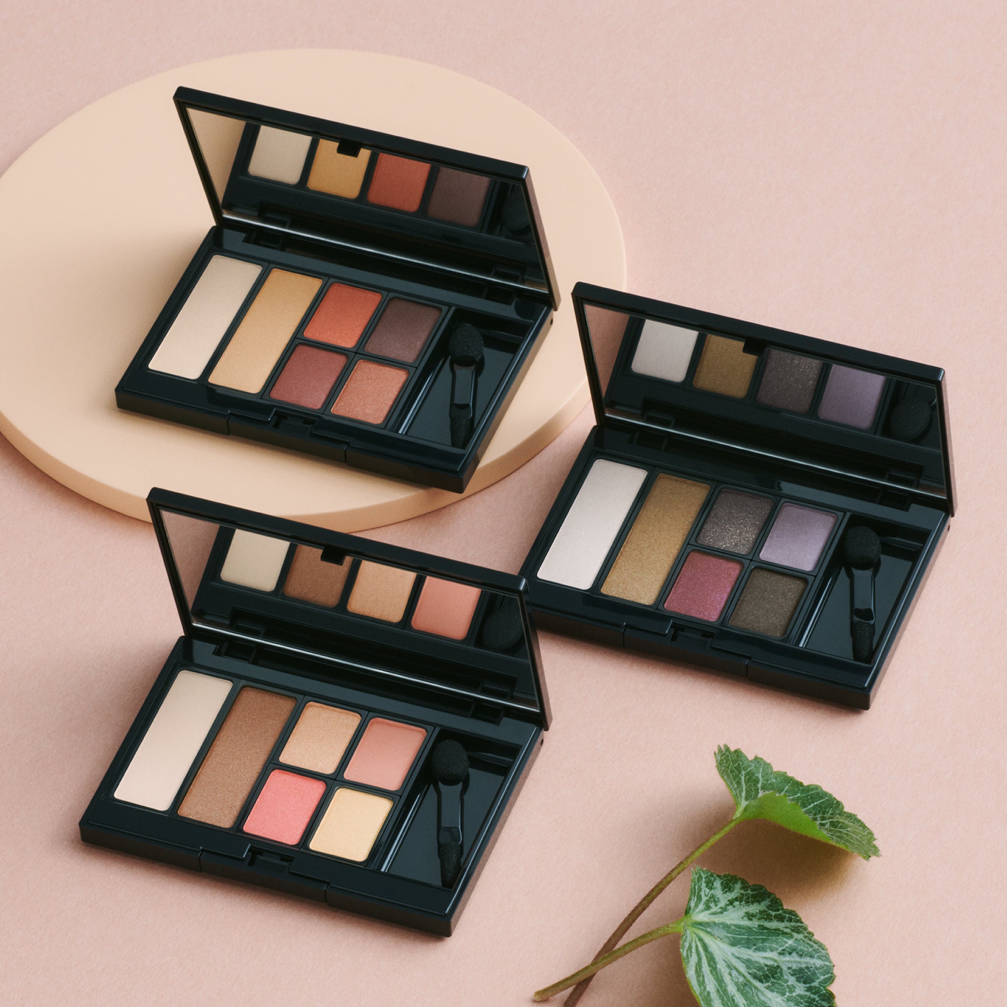 （左から）「マルチパレット＃26 ORANGE」「同＃11 PINK」「同＃72 PURPLE」 （画像提供：株式会社ジーユー）