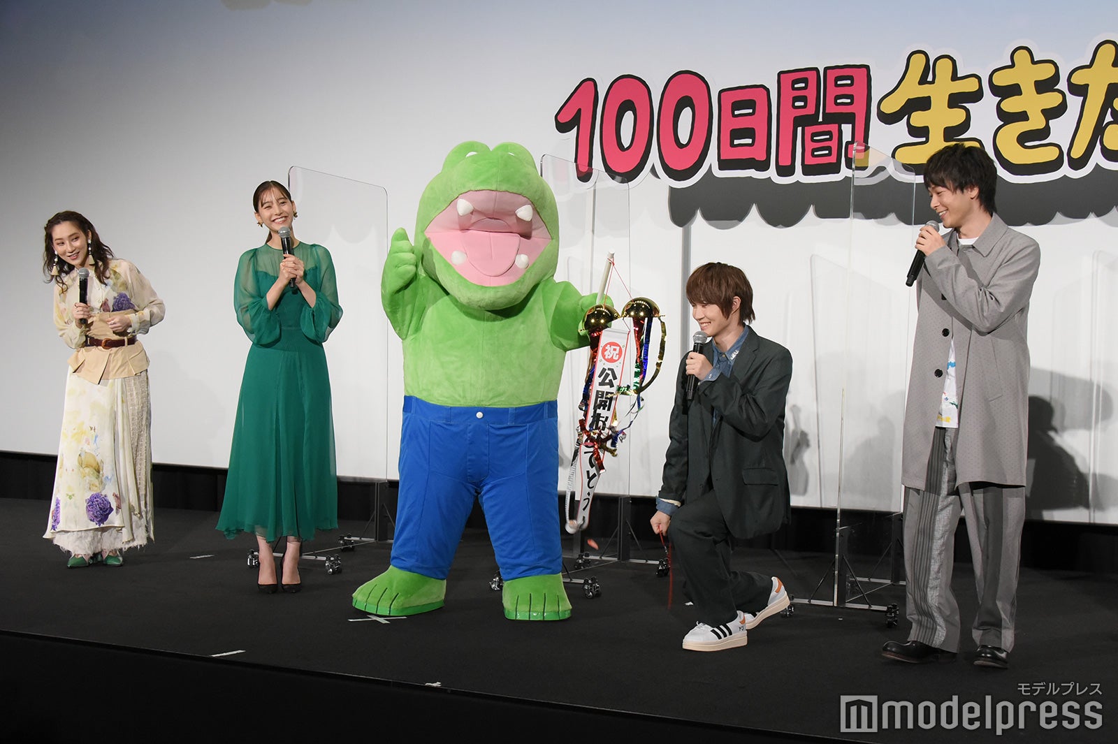 （左から）ファーストサマーウイカ、新木優子、ワニ、神木隆之介、中村倫也（C）モデルプレス