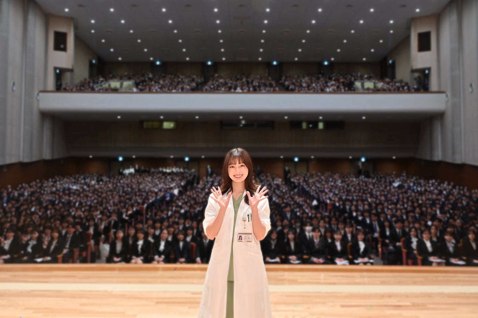 橋本環奈、昭和医科大の入学式にサプライズ登場 新入生614人にエール「尊敬の念を抱いています」