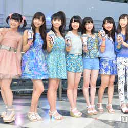 ハロー!プロジェクト所属の6人組アイドルグループ・Juice=Juice(ジュースジュース)(左2番目から:宮崎由加、高木紗友希、大塚愛菜、宮本佳林、金澤朋子、植村あかり)とBerryz工房・嗣永桃子(左)
