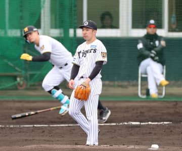 阪神 石井大智がシート打撃で完全投球！ピッチコム＆WBC公式球で佐藤輝斬り ディベイニーからは空振り三振奪う