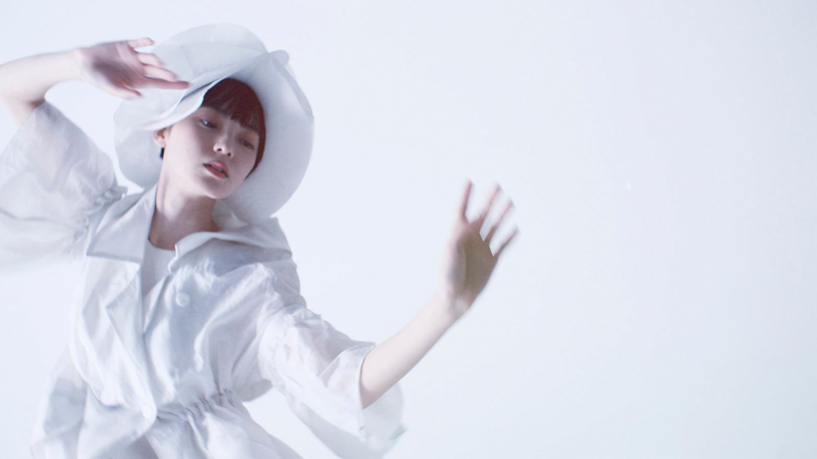 平手友梨奈／PARIS FASHION WEEK「ANREALAGE（アンリアレイジ） 2021S／S COLLECTION」（提供写真）