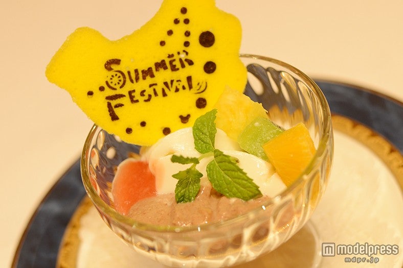 バナナチョコレートプリンとココナッツプリンの レッドオレンジソース フレッシュフルーツ添え