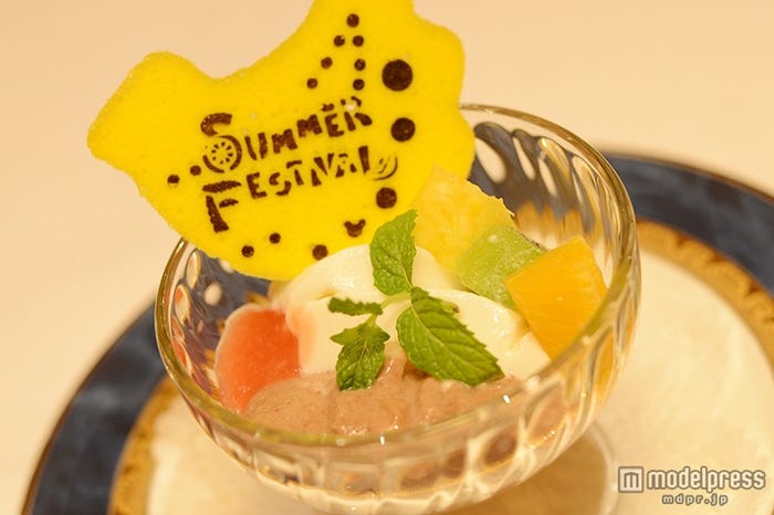 バナナチョコレートプリンとココナッツプリンの レッドオレンジソース フレッシュフルーツ添え