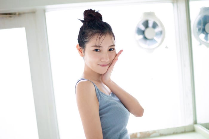 河田陽菜/バスルームでの先行カット(撮影/細居幸次郎)