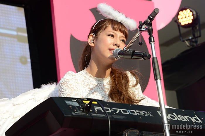 天使の仮装でライブパフォーマンス/西内まりや