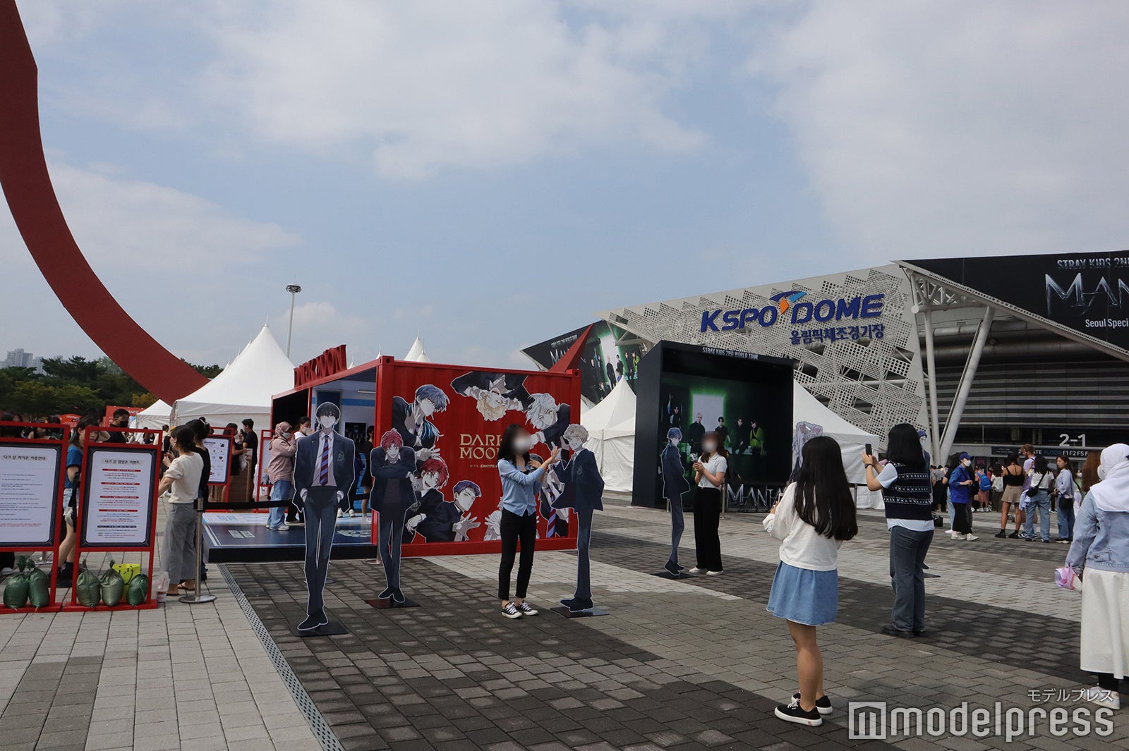 隣り合うENHYPEとStray Kidsのコンサート会場 （C）モデルプレス