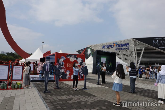 隣り合うENHYPEとStray Kidsのコンサート会場 (C)モデルプレス