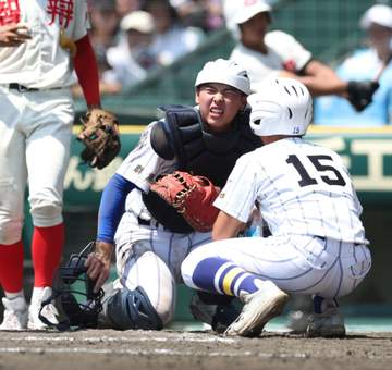 甲子園決勝で異例の光景 全選手がいったんベンチに引き揚げる 健大高崎の捕手・大岩が治療 時間を要すと場内アナウンスで説明