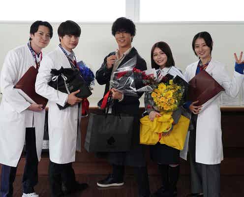 桐谷健太、瀬戸康史らと「院内警察」クランクアップ「自分の人生をより好きになれました」