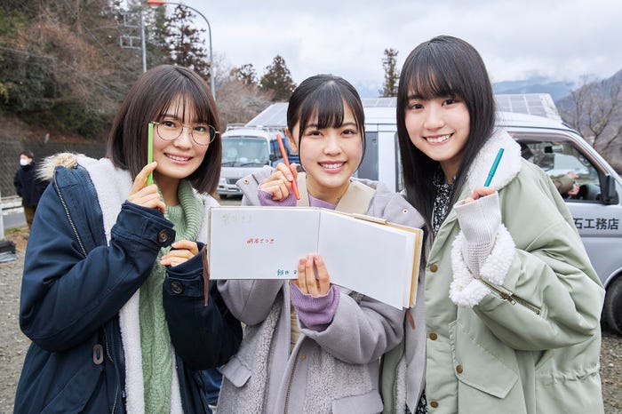 (左から)清宮レイ、柴田柚菜、賀喜遥香(C)西加奈子・小学館/エイベックス通信放送