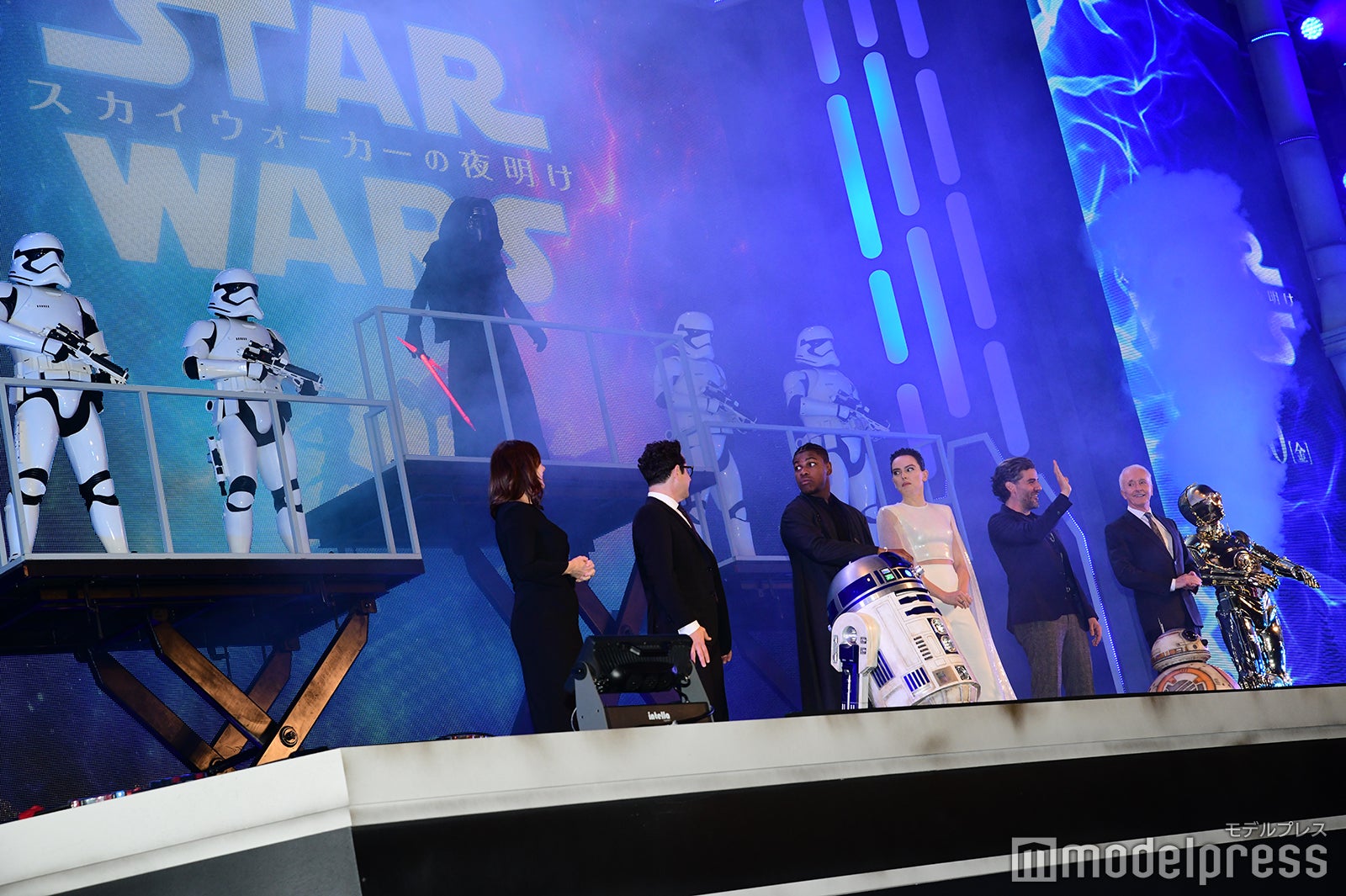 （左から）キャスリーン・ケネディ、J.J.エイブラムス、ジョン・ボイエガ、デイジー・リドリー、オスカー・アイザック、アンソニー・ダニエルズ（C）モデルプレス