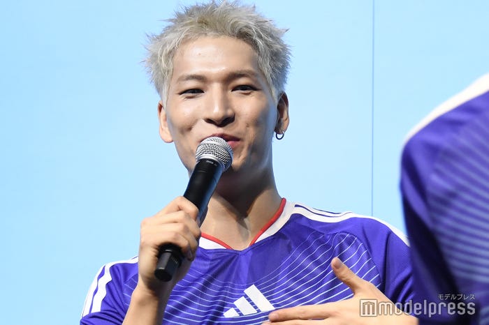 田島が紹介した衣装のポイントに「ユニフォームじゃないんかい」とツッコむ金城碧海(C)モデルプレス