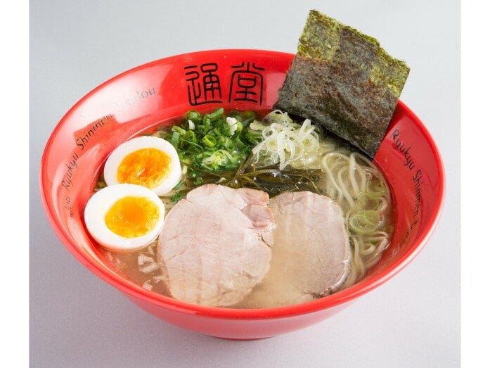 琉球新麺 通堂「通堂うま塩ラーメン おんな味 玉子入り(960円、ミニ卵なし600円)」(写真提供:ラー博)