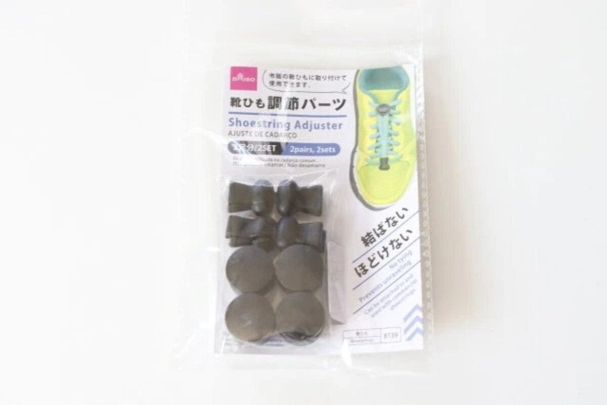 ダイソーの「靴ひも調節パーツ」商品パッケージ。白い背景に置かれている。