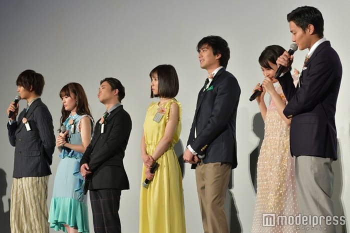 佐野勇斗の話に笑いを堪える広瀬すずほか登壇者 (C)モデルプレス