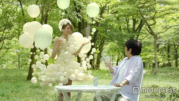 トリンドル玲奈（左）と市村正親（右）／「キリンワインカクテル ワインスプリッツァ」新テレビCMより