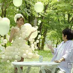 トリンドル玲奈(左)と市村正親(右)/「キリンワインカクテル ワインスプリッツァ」新テレビCMより