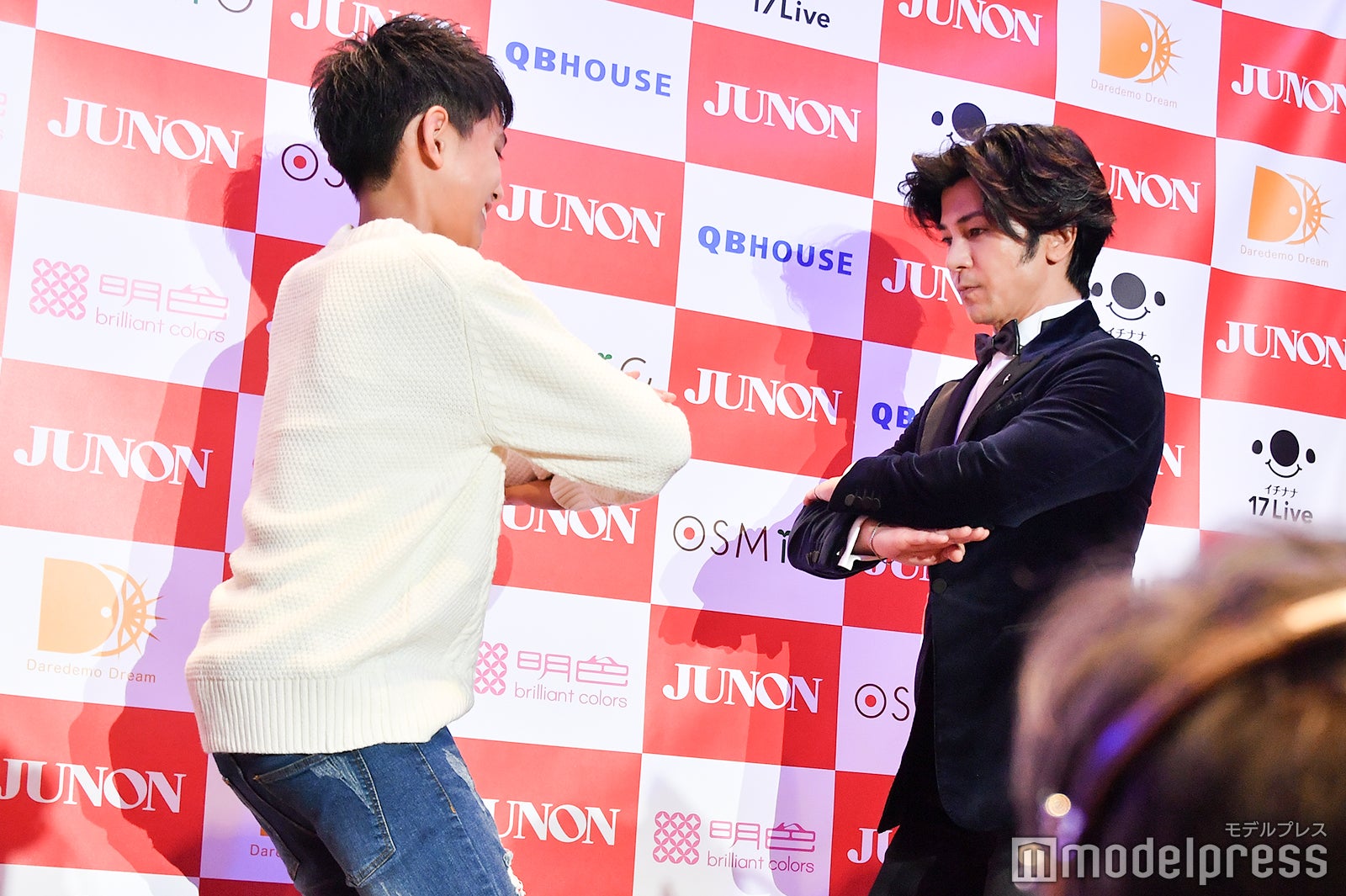 最後に一緒にスクワットした渡邉多緒と武田真治 （C）モデルプレス