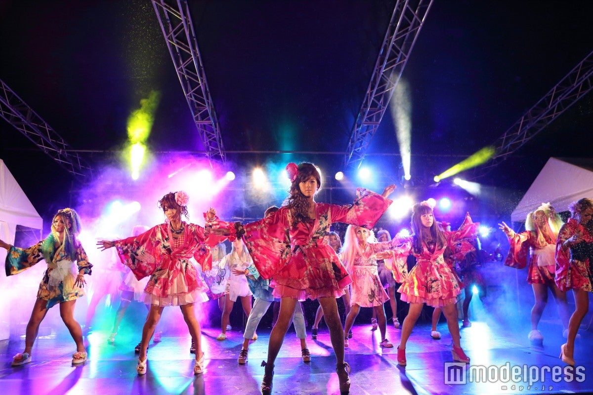 ド派手衣装でパラパラを披露する馬場ふみか（C）2016『黒い暴動◆』（◆はハートマーク）フィルムパートナーズ