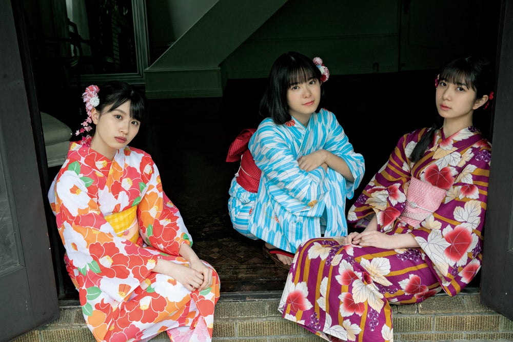 （左から）浅倉樹々、山崎夢羽、井上玲音（提供写真：ワニブックス）