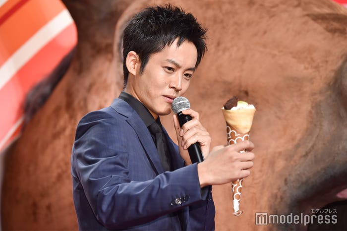 松坂桃李、”ゲン担ぎ"クレープを見る(C)モデルプレス