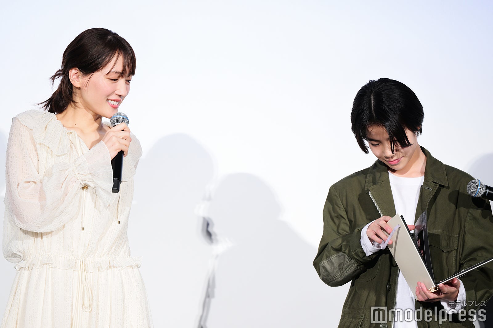 綾瀬はるか、大沢一菜（C）モデルプレス