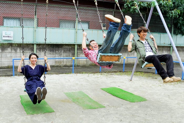 大江麻理子キャスター、三村マサカズ、大竹一樹(C)テレビ東京