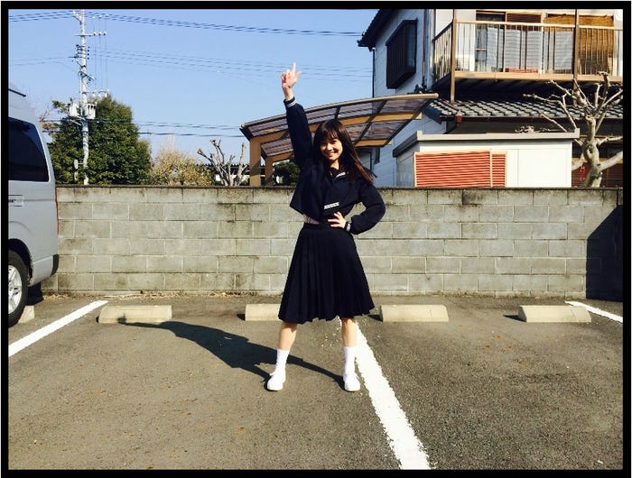 笑顔でポーズを決める倉科カナ/オフィシャルブログ(Ameba)より