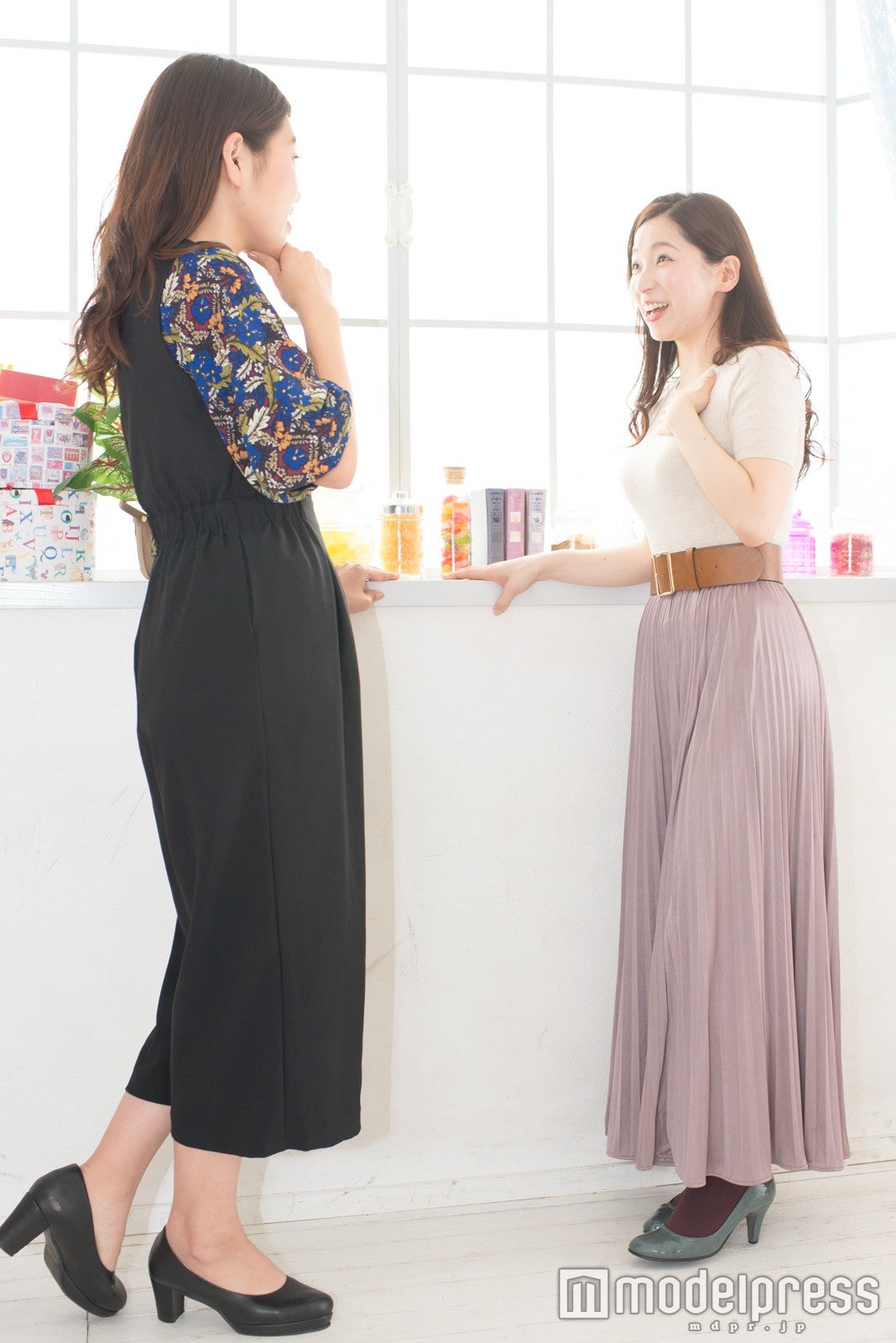 （左から）横澤夏子、鶴愛佳（C）モデルプレス