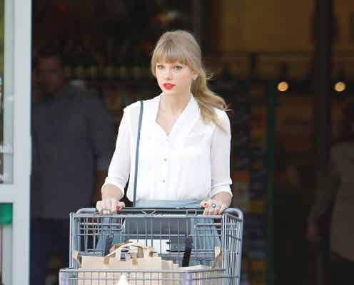 テイラー・スウィフト、スーパーへの買い物もメイクはバッチリ