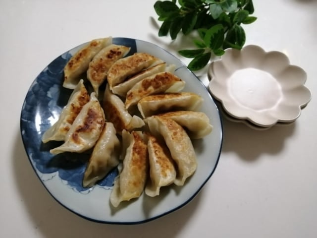 業務スーパー豚肉餃子盛り付け