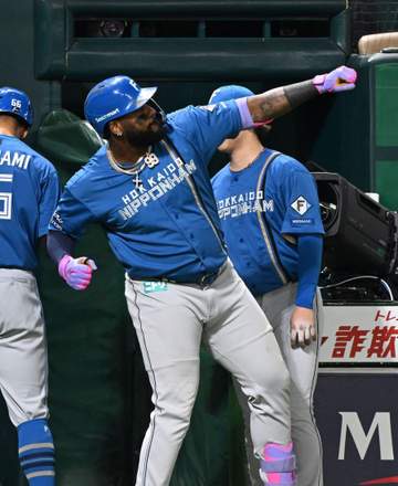 日本ハムが連敗ストップ！今季ソフトバンク戦3勝目、敵地では初勝利 レイエスが同点24号2ラン、八回に一挙4点の猛攻