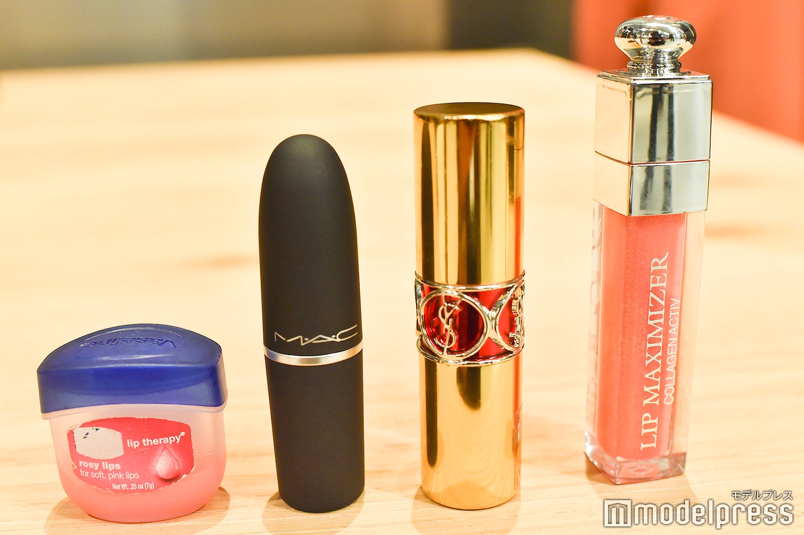 （左から）リップクリーム、口紅、グロス