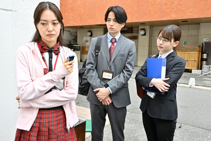 菊池風磨、山田杏奈『ゼイチョー ~「払えない」にはワケがある~』第2話より(C)日本テレビ