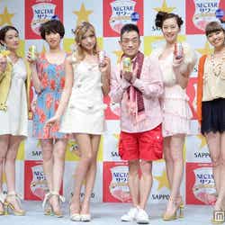 左から:本山順子、坂本ちえ、ローラ、クリス松村、梅澤レナ、山中彩