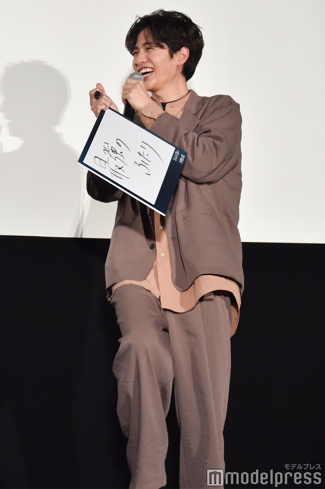 志尊淳、爆笑 （C）モデルプレス