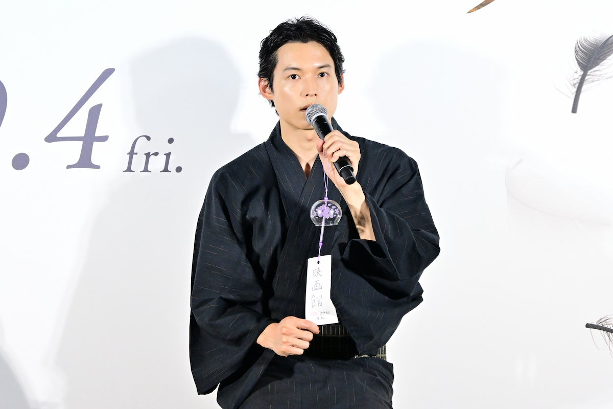 松村北斗、今田美桜にAIとの付き合い方を指南!? 映画『白鳥とコウモリ』の舞台で納涼イベントを開催