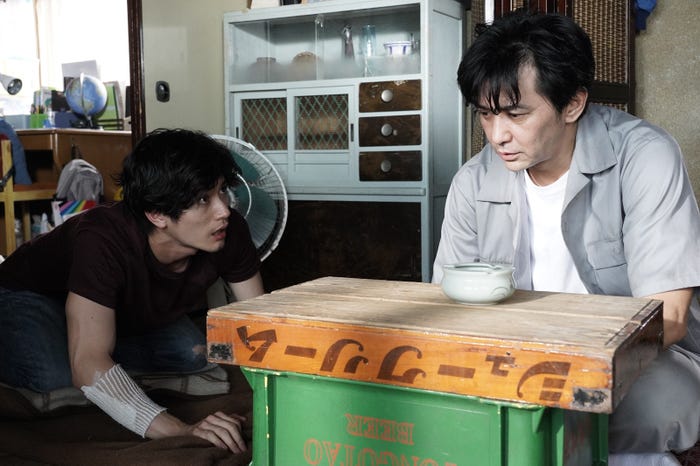 三浦春馬、村上淳(C)カンテレ