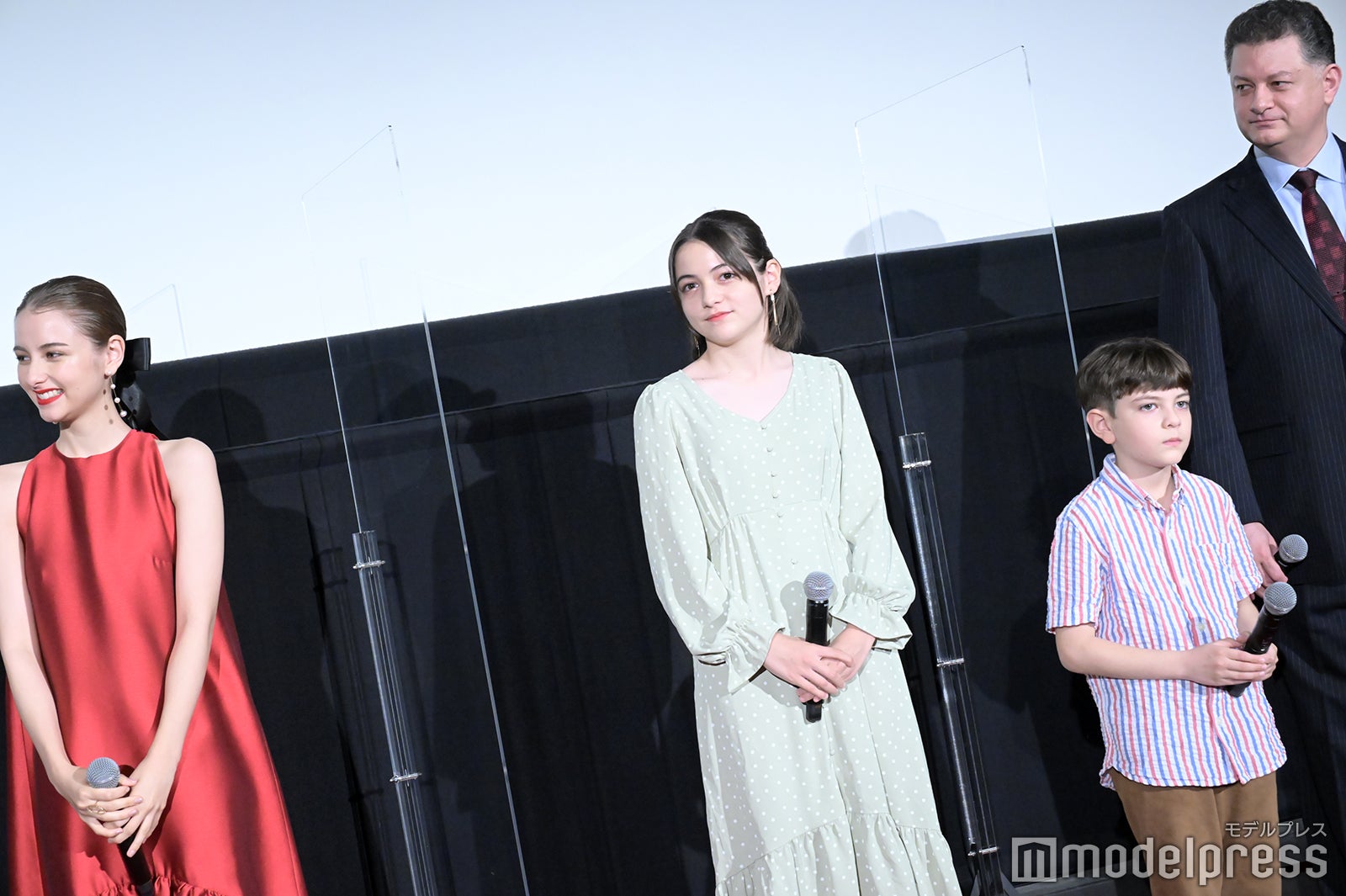 嵐莉菜、リリ・カーフィザデーさん、リオン・カーフィザデーさん、アラシ・カーフィザデーさん （C）モデルプレス