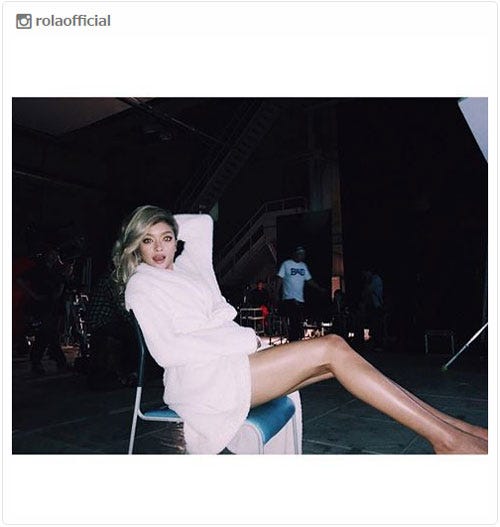 大胆に美脚を披露したローラ/ローラInstagramより
