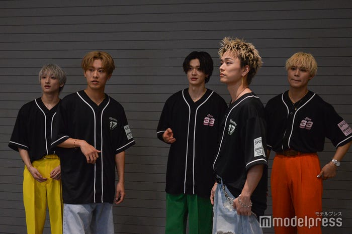 ステージ裏でTikTok撮影をするFUMIYA、深堀未来、FUMINORI、日高竜太、SHOW(C)モデルプレス